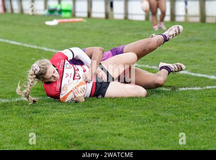 Gloucester, UK, 06 Jan 2024 Hannah Jones (Glouceter) trifft sich zum Versuch während des Allianz Premiership Womens Rugby Gloucester Hartpury gegen Loughborough Lightning in der Alpas Arena Gloucester Vereinigtes Königreich am 06. Januar 2024 Alamy Live News Endpunktzahl: 42 - 24 Credit: Graham Glendinning / GlennSports/Alamy Live News Stockfoto