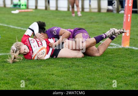 Gloucester, UK, 06 Jan 2024 Hannah Jones (Glouceter) trifft sich zum Versuch während des Allianz Premiership Womens Rugby Gloucester Hartpury gegen Loughborough Lightning in der Alpas Arena Gloucester Vereinigtes Königreich am 06. Januar 2024 Alamy Live News Endpunktzahl: 42 - 24 Credit: Graham Glendinning / GlennSports/Alamy Live News Stockfoto