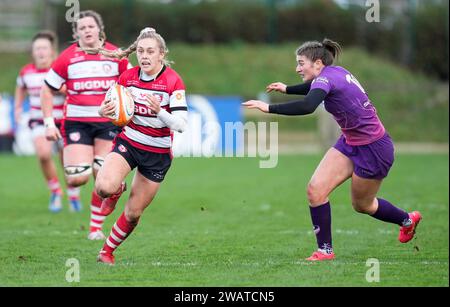 Gloucester, UK, 06 Jan 2024 Hannah Jones (Glouceter) (L) in Aktion während der Allianz Premiership Womens Rugby Gloucester Hartpury gegen Loughborough Lightning in der Alpas Arena Gloucester Vereinigtes Königreich am 06. Januar 2024 Alamy Live News Endpunktzahl: 42 - 24 Credit: Graham Glendinning / GlennSports/Alamy Live News Stockfoto