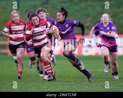 Gloucester, UK, 06 Jan 2024 Bulou Mataitoga (Loughborough) mit Ball macht Pause während der Allianz Premiership Womens Rugby Gloucester Hartpury gegen Loughborough Lightning in der Alpas Arena Gloucester Vereinigtes Königreich am 06. Januar 2024 Alamy Live News Endpunktzahl: 42 - 24 Credit: Graham Glendinning / GlennSports/Alamy Live News Stockfoto