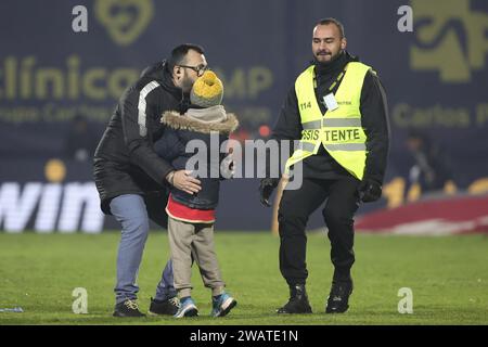 Arouca, Portugal. Januar 2024. Arouca, 06/2024 - der Futebol Clube de Arouca hat heute Abend Sport Lisboa e Benfica im Stadtstadion von Arouca ausgetragen, in einem Spiel, das für die 16. Runde der I League 2023 zählt. Child Invades the Field (Tony Dias/Global Imagens) Credit: Atlantico Press/Alamy Live News Stockfoto