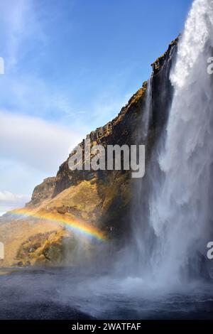 Regenbogen im Seljalandsfoss Wasserfall in Suðurland, Island Stockfoto