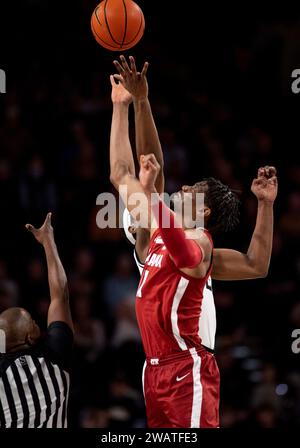 Nashville, Tennessee, USA. Januar 2024. Tipoff beim Alabama VS. Vanderbilt NCAA Basketball an der Vanderbilt University in Nashville. (Kreditbild: © Camden Hall/ZUMA Press Wire) NUR REDAKTIONELLE VERWENDUNG! Nicht für kommerzielle ZWECKE! Stockfoto