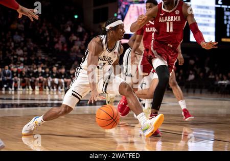 Nashville, Tennessee, USA. Januar 2024. Vanderbilt Commodores Wärter Ezra Manjon (5) dribbelt den Ball in der ersten Hälfte seines NCAA-Basketballs an der Vanderbilt University in Nashville. (Kreditbild: © Camden Hall/ZUMA Press Wire) NUR REDAKTIONELLE VERWENDUNG! Nicht für kommerzielle ZWECKE! Stockfoto