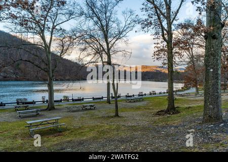 Bear Mountain, NY - USA - 30. Dezember 2023 Weitwinkelblick auf den Hessischen See aus der Pinienkirche im Bear Mountain State Park im Winter. Stockfoto