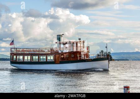 Bolton Landing, NY - USA - 9. September 2017 Landschaftsblick auf das legendäre The Morgan, eine 72 Meter lange Nachbildung eines Ausflugsschiffs aus dem 19. Jahrhundert Stockfoto