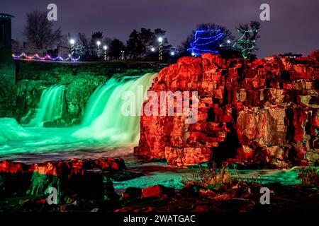 Sioux Falls Park: Wegweiser mit Weihnachtsbeleuchtung im Winter Stockfoto