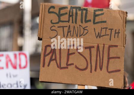 Seattle, USA. Januar 2024. Pro-Palestine-Demonstranten versammeln sich im Starbucks Reserve Roastery am Capitol Hill zum Flood Seattle Shut IT Down Protest. Im Vorgriff auf den Protest schloss das Starbucks Reserve Roastery alle Fenster. Nach dem jüngsten Chaos, das Gaza umfasste, gab es weltweit Kundgebungen und Proteste. Quelle: James Anderson/Alamy Live Stockfoto