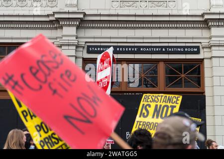 Seattle, USA. Januar 2024. Pro-Palestine-Demonstranten versammeln sich im Starbucks Reserve Roastery am Capitol Hill zum Flood Seattle Shut IT Down Protest. Im Vorgriff auf den Protest schloss das Starbucks Reserve Roastery alle Fenster. Nach dem jüngsten Chaos, das Gaza umfasste, gab es weltweit Kundgebungen und Proteste. Quelle: James Anderson/Alamy Live Stockfoto