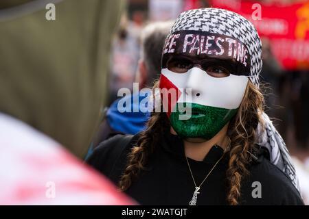 Seattle, USA. Januar 2024. Pro-Palestine-Demonstranten versammeln sich im Starbucks Reserve Roastery am Capitol Hill zum Flood Seattle Shut IT Down Protest. Im Vorgriff auf den Protest schloss das Starbucks Reserve Roastery alle Fenster. Nach dem jüngsten Chaos, das Gaza umfasste, gab es weltweit Kundgebungen und Proteste. Quelle: James Anderson/Alamy Live Stockfoto