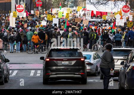 Seattle, USA. Januar 2024. Pro-Palestine-Demonstranten versammeln sich im Starbucks Reserve Roastery am Capitol Hill zum Flood Seattle Shut IT Down Protest. Im Vorgriff auf den Protest schloss das Starbucks Reserve Roastery alle Fenster. Nach dem jüngsten Chaos, das Gaza umfasste, gab es weltweit Kundgebungen und Proteste. Quelle: James Anderson/Alamy Live Stockfoto