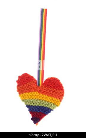 Häkeln Sie das Regenbogenherz isoliert auf weißem Hintergrund Stockfoto