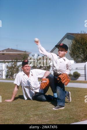 TUCSON, Arizona – MÄRZ 1957: Pitcher Bob Lemon #21 der Cleveland Indians beobachtet, wie sein Sohn um den März 1957 in Tucson, Arizona, einen Baseball wirft. (Foto von Hy Peskin) *** örtliche Unterschrift *** Bob Lemon Stockfoto