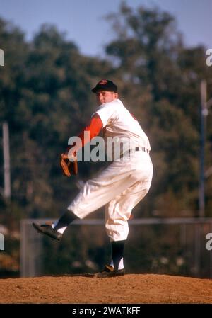 TUCSON, Arizona – MÄRZ 1957: Pitcher Bob Lemon #21 der Cleveland Indians wirft während eines MLB Spring Training Spiels um März 1957 in Tucson, Arizona, ein Feld. (Foto von Hy Peskin) *** örtliche Unterschrift *** Bob Lemon Stockfoto