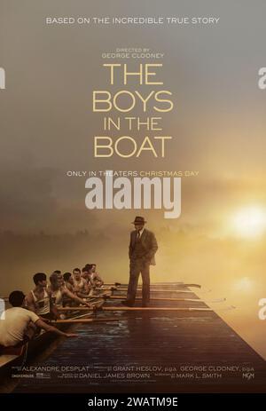 The Boys in the Boat (2023) von George Clooney mit Joel Edgerton, Callum Turner und Peter Guinness. Eine Geschichte aus den 1930er Jahren dreht sich um das Ruderteam der University of Washington, von ihren Anfängen in der Depression bis hin zum Goldgewinn bei den Olympischen Spielen 1936 in Berlin. US-Poster mit einem Blatt ***NUR FÜR REDAKTIONELLE ZWECKE***. Quelle: BFA/Metro-Goldwyn-Mayer Stockfoto