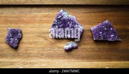 Stück natürliches Amethyst auf dem hölzernen Hintergrund. Stockfoto