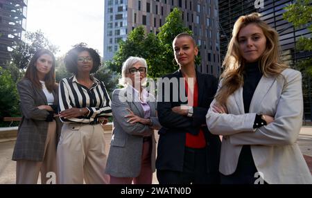 Selbstbewusste Gruppe multiethnischer Geschäftsfrauen, die ernsthaft in die Kamera schauen. Stockfoto