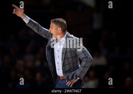 Nashville, Tennessee, USA. Januar 2024. Der Basketballtrainer Nate Oats aus Alabama leitet sein Team während der ersten Hälfte seines NCAA-Basketballs an der Vanderbilt University in Nashville. (Kreditbild: © Camden Hall/ZUMA Press Wire) NUR REDAKTIONELLE VERWENDUNG! Nicht für kommerzielle ZWECKE! Stockfoto