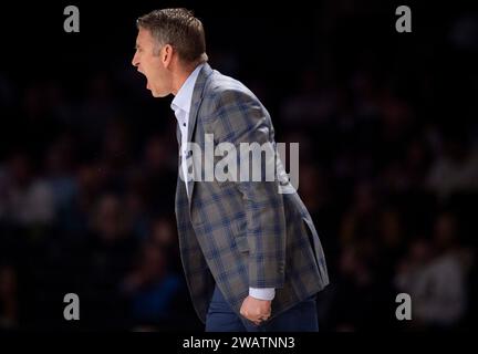 Nashville, Tennessee, USA. Januar 2024. Der Basketballtrainer Nate Oats aus Alabama leitet sein Team während der ersten Hälfte seines NCAA-Basketballs an der Vanderbilt University in Nashville. (Kreditbild: © Camden Hall/ZUMA Press Wire) NUR REDAKTIONELLE VERWENDUNG! Nicht für kommerzielle ZWECKE! Stockfoto