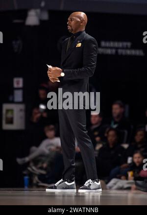 Nashville, Tennessee, USA. Januar 2024. Vanderbilt-Cheftrainer Jerry Stackhouse während der zweiten Hälfte seines NCAA-Basketballs an der Vanderbilt University in Nashville. (Kreditbild: © Camden Hall/ZUMA Press Wire) NUR REDAKTIONELLE VERWENDUNG! Nicht für kommerzielle ZWECKE! Stockfoto