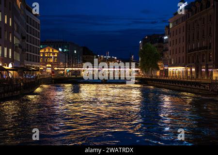 Genf, Schweiz 8. September 2023: Nächtlicher Blick auf den Fluss mit wunderschönen beleuchteten Gebäuden in Genf City in der Schweiz Stockfoto