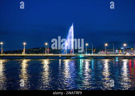 Genf, Schweiz 8. September 2023: Nächtlicher Blick auf den Fluss mit wunderschönen Reflexionen der Stadt Genf in der Schweiz Stockfoto