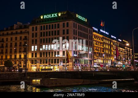 Genf, Schweiz - August 30 2023: Rolex Uhr Schild Licht Nacht gekrönt goldgrün in Genf Stadt in der Schweiz Stockfoto