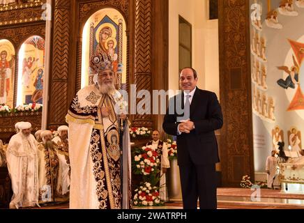 Ägyptischer Präsident Abdel Fattah El-Sisi nimmt an der Weihnachtsmesse in der Kathedrale der Geburt Christi in der neuen Verwaltungshauptstadt Teil. Der ägyptische Präsident Abdel Fattah El-Sisi nimmt am 6. Januar 2024 an der Weihnachtsmesse in der Kathedrale der Geburt Christi in der neuen Verwaltungshauptstadt Kairo Teil. Die Weihnachtsmesse begann unter dem Vorsitz seiner Heiligkeit Papst Tawadros II., Papst von Alexandrien und Patriarch des Markussitzes, in der Kathedrale der Geburt Christi.Foto des ägyptischen Präsidentenamtes apaimages Kairo Kairo Kairo Ägypten 070124 Egypt EPO 0011 Copyright Stockfoto