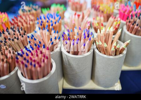 Viele hölzerne Buntstifte in Keramikbechern Stockfoto