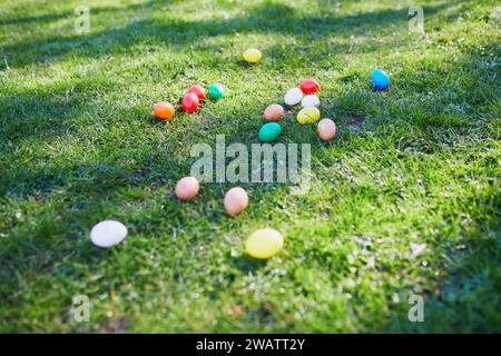 Farbige Ostereier versteckt im Gras für die Ostertradition der Eierjagd. Lustige Osteraktivitäten für Kinder Stockfoto