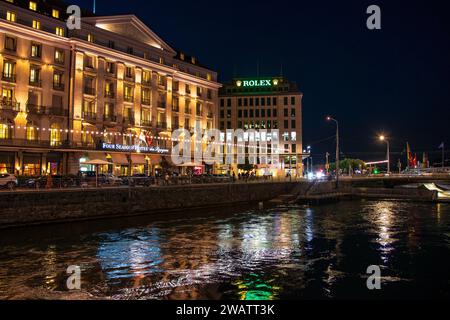 Genf, Schweiz - August 30 2023: Blick auf das luxuriöse Four Seasons Hotel des BER bei Nacht in Genf City in der Schweiz Stockfoto