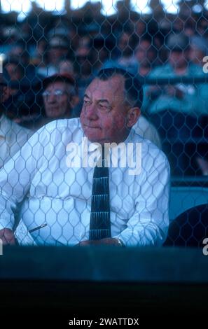 ST. PETERSBURG, FL - MÄRZ 1956: General Manager George Weiss von den New York Yankees sieht ein MLB Spring Training Spiel um März 1956 in St. Petersburg, Florida. (Foto von Hy Peskin) *** örtlicher Bildtitel *** George Weiss Stockfoto