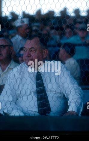 ST. PETERSBURG, FL - MÄRZ 1956: General Manager George Weiss von den New York Yankees sieht ein MLB Spring Training Spiel um März 1956 in St. Petersburg, Florida. (Foto von Hy Peskin) *** örtlicher Bildtitel *** George Weiss Stockfoto