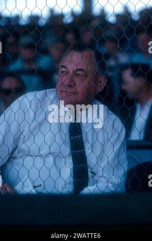 ST. PETERSBURG, FL - MÄRZ 1956: General Manager George Weiss von den New York Yankees sieht ein MLB Spring Training Spiel um März 1956 in St. Petersburg, Florida. (Foto von Hy Peskin) *** örtlicher Bildtitel *** George Weiss Stockfoto