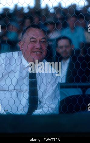 ST. PETERSBURG, FL - MÄRZ 1956: General Manager George Weiss von den New York Yankees sieht ein MLB Spring Training Spiel um März 1956 in St. Petersburg, Florida. (Foto von Hy Peskin) *** örtlicher Bildtitel *** George Weiss Stockfoto