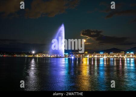 Genf, Schweiz 8. September 2023: Nächtlicher Blick auf den Fluss mit wunderschönen Reflexen bei Vollmond in Genf Stadt in der Schweiz Stockfoto