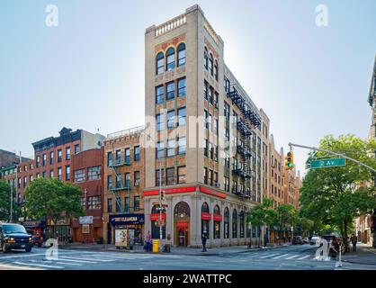 Die Industrial National Bank errichtete dieses denkwürdige sechsstöckige Backstein-und-Terra-Cotta-Gebäude auf einer doppelten Kalksteinbasis, die noch immer von einer Bank besetzt ist. Stockfoto