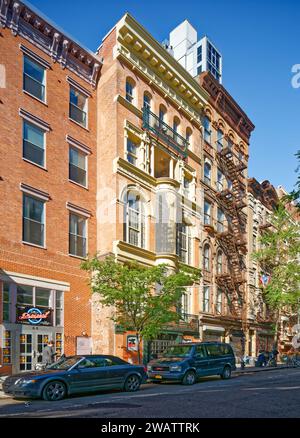 Heute ein Theater, 62 E 4th St., begann 1889 als Restaurant mit Tagungsräumen und Dachgeschosswohnung (daher die schrullige geschlossene Feuertreppe). Stockfoto