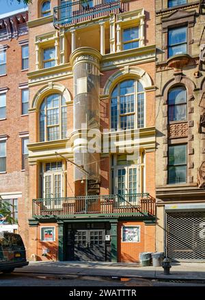 Heute ein Theater, 62 E 4th St., begann 1889 als Restaurant mit Tagungsräumen und Dachgeschosswohnung (daher die schrullige geschlossene Feuertreppe). Stockfoto
