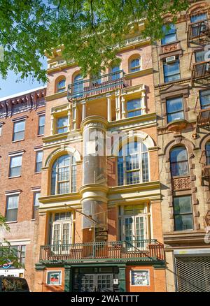 Heute ein Theater, 62 E 4th St., begann 1889 als Restaurant mit Tagungsräumen und Dachgeschosswohnung (daher die schrullige geschlossene Feuertreppe). Stockfoto