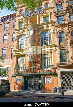 Heute ein Theater, 62 E 4th St., begann 1889 als Restaurant mit Tagungsräumen und Dachgeschosswohnung (daher die schrullige geschlossene Feuertreppe). Stockfoto