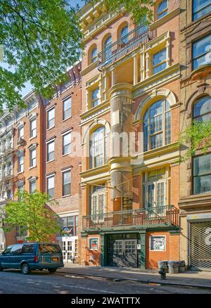 Heute ein Theater, 62 E 4th St., begann 1889 als Restaurant mit Tagungsräumen und Dachgeschosswohnung (daher die schrullige geschlossene Feuertreppe). Stockfoto