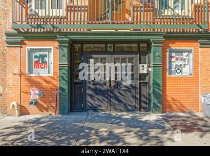 Heute ein Theater, 62 E 4th St., begann 1889 als Restaurant mit Tagungsräumen und Dachgeschosswohnung (daher die schrullige geschlossene Feuertreppe). Stockfoto