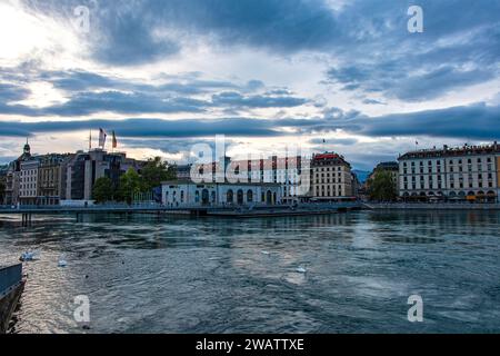 Genf, Schweiz - August 30 2023: Rhone und malerischer Blick auf die Gebäudefassaden in Genf in der Schweiz Stockfoto