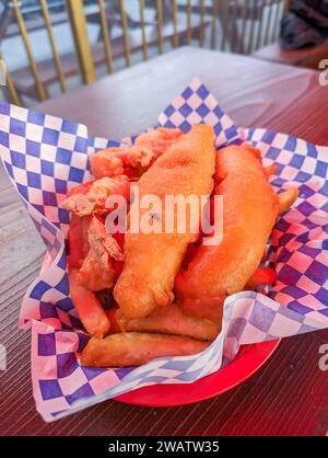 Korb mit frischem Fisch und Pommes, Pommes und gebratenen Garnelen Stockfoto