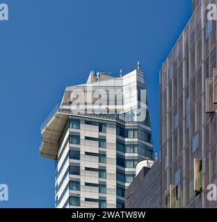 Das Standard East Village Hotel (ehemaliges Cooper Square Hotel) weist Ähnlichkeiten mit dem von Frank Gehry entworfenen IAC-Gebäude auf. Stockfoto