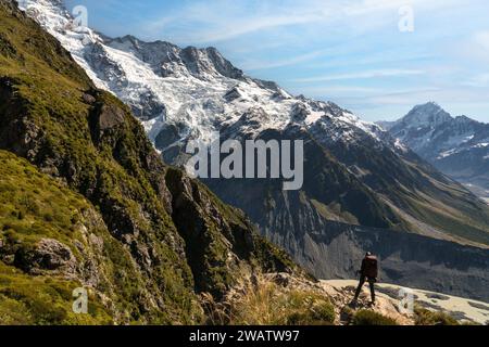 Blick von der Hälfte auf den Wanderweg sealy Tarns mit Blick auf den alpinen See und die Gletschermoräne mit den schneebedeckten Bergen im bac Stockfoto