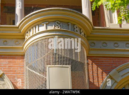 Heute ein Theater, 62 E 4th St., begann 1889 als Restaurant mit Tagungsräumen und Dachgeschosswohnung (daher die schrullige geschlossene Feuertreppe). Stockfoto