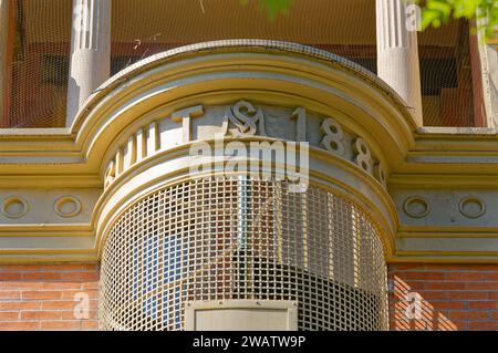 Heute ein Theater, 62 E 4th St., begann 1889 als Restaurant mit Tagungsräumen und Dachgeschosswohnung (daher die schrullige geschlossene Feuertreppe). Stockfoto