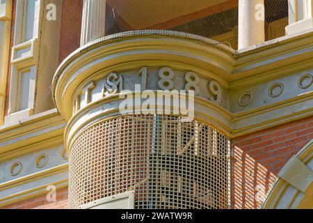 Heute ein Theater, 62 E 4th St., begann 1889 als Restaurant mit Tagungsräumen und Dachgeschosswohnung (daher die schrullige geschlossene Feuertreppe). Stockfoto